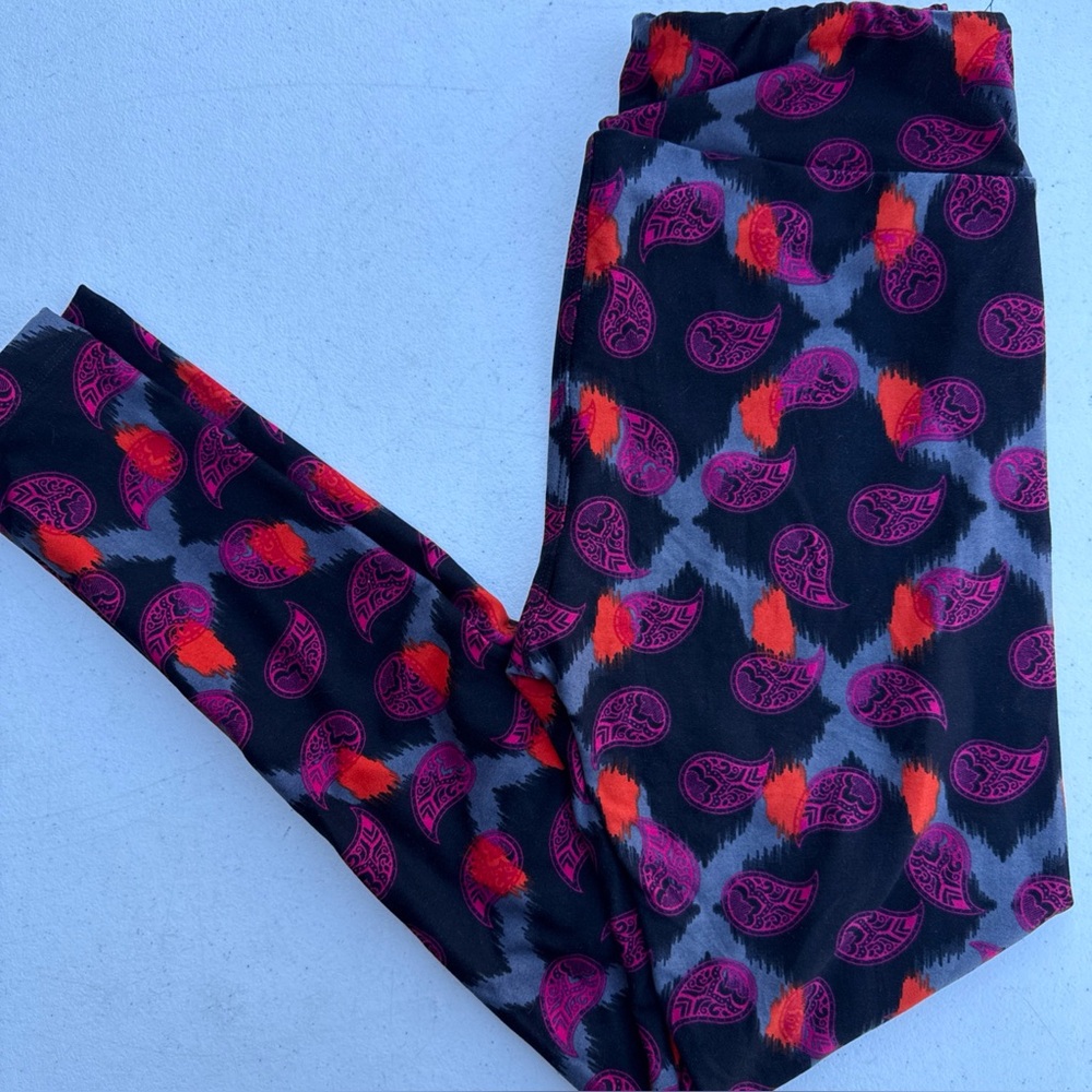 NWOT LuLaRoe OS One Size Black and Pink Paisley Leggings